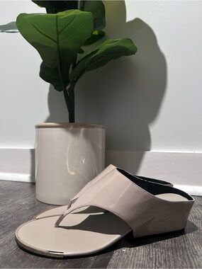 Calvin Klein Ciara Patent Thong Sandals Cocoon Beige Women’s Size 7 MSRP $89 New